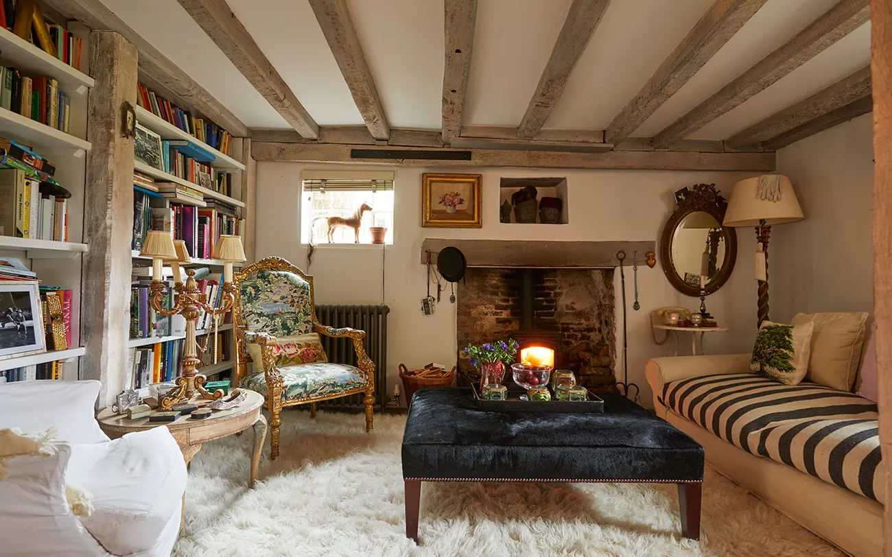 Hiljainen hetki ikkunan äärellä – lämmin valo ja avonainen tila